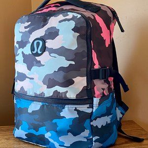 LULULEMON CREW BACKPACK 22L IN HERITAGE 365 CAMO GUAVA PINK/CAFE AU LAIT/BLUE